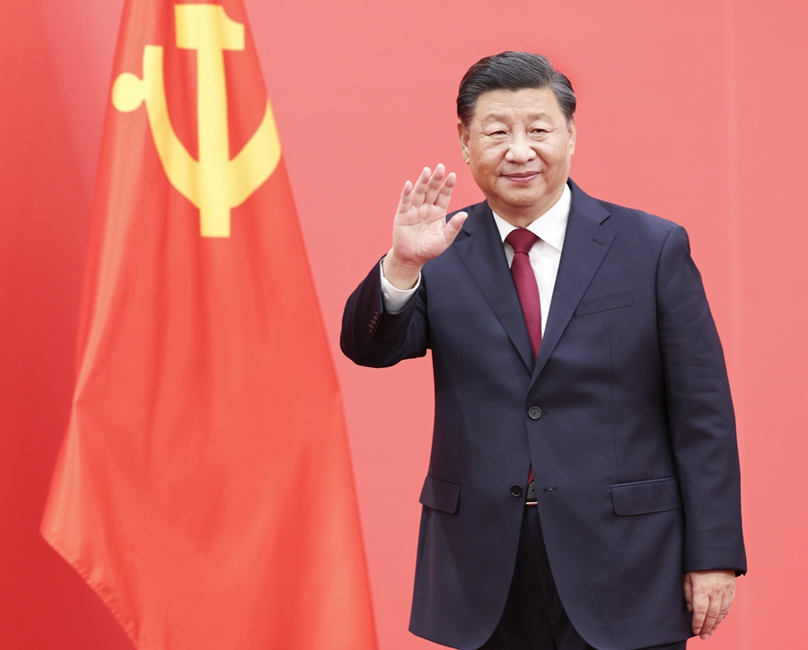10月23日，剛剛在中國共產黨第二十屆中央委員會第一次全體會議上當選的中共中央總書記習近平和中共中央政治局常委李強、趙樂際、王滬寧、蔡奇、丁薛祥、李希在北京人民大會堂同采訪中共二十大的中外記者親切見面。這是習近平向在場的中外記者揮手致意。