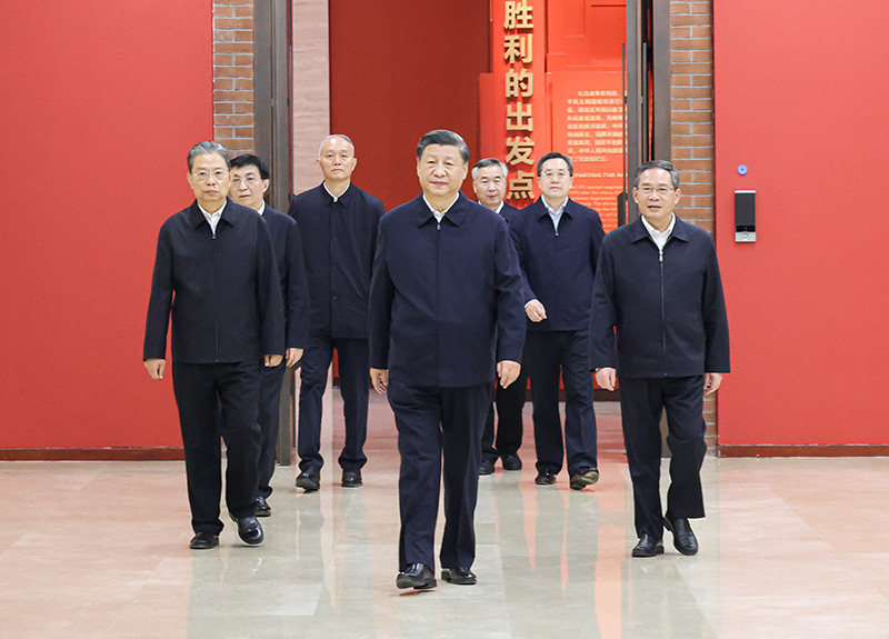 　　10月27日，中共中央總書記、國家主席、中央軍委主席習近平帶領中共中央政治局常委李強、趙樂際、王滬寧、蔡奇、丁薛祥、李希，瞻仰延安革命紀念地。這是習近平等在延安革命紀念館，參觀《偉大歷程——中共中央在延安十三年歷史陳列》。