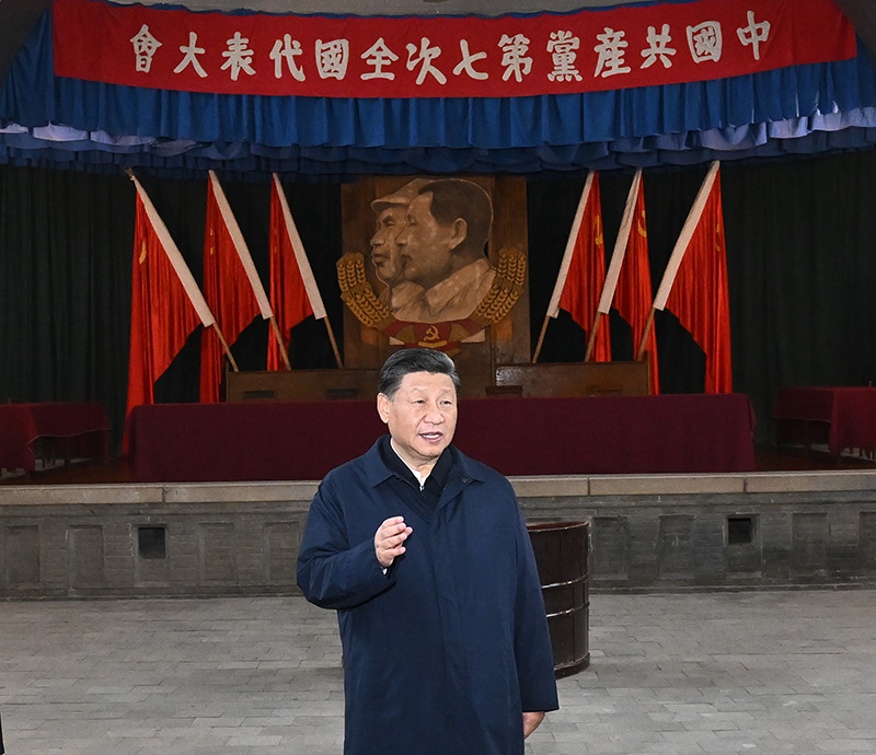 　　10月27日，中共中央總書記、國家主席、中央軍委主席習近平帶領中共中央政治局常委李強、趙樂際、王滬寧、蔡奇、丁薛祥、李希，瞻仰延安革命紀念地。這是習近平在楊家嶺瞻仰中共七大會址。