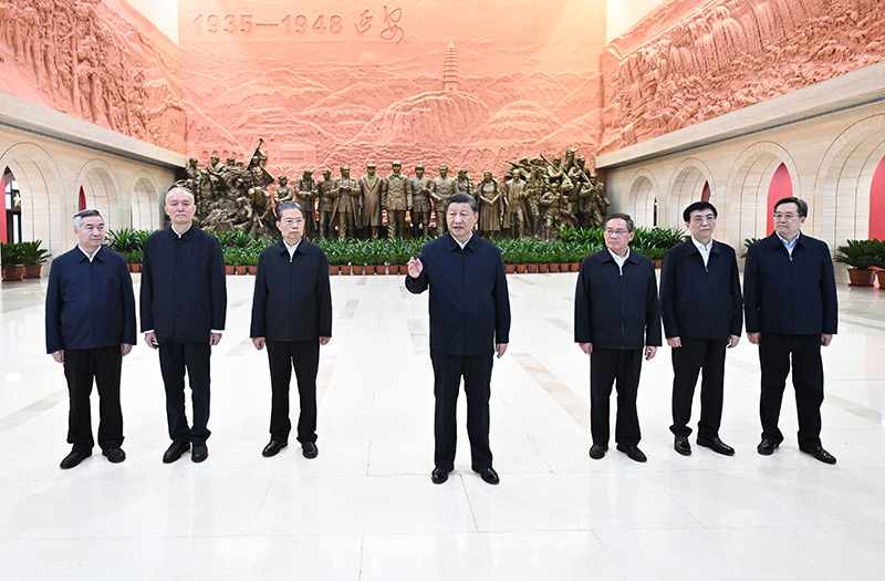 　　10月27日，中共中央總書記、國家主席、中央軍委主席習近平帶領中共中央政治局常委李強、趙樂際、王滬寧、蔡奇、丁薛祥、李希，瞻仰延安革命紀念地。這是習近平在延安革命紀念館參觀《偉大歷程——中共中央在延安十三年歷史陳列》結束時發表重要講話。