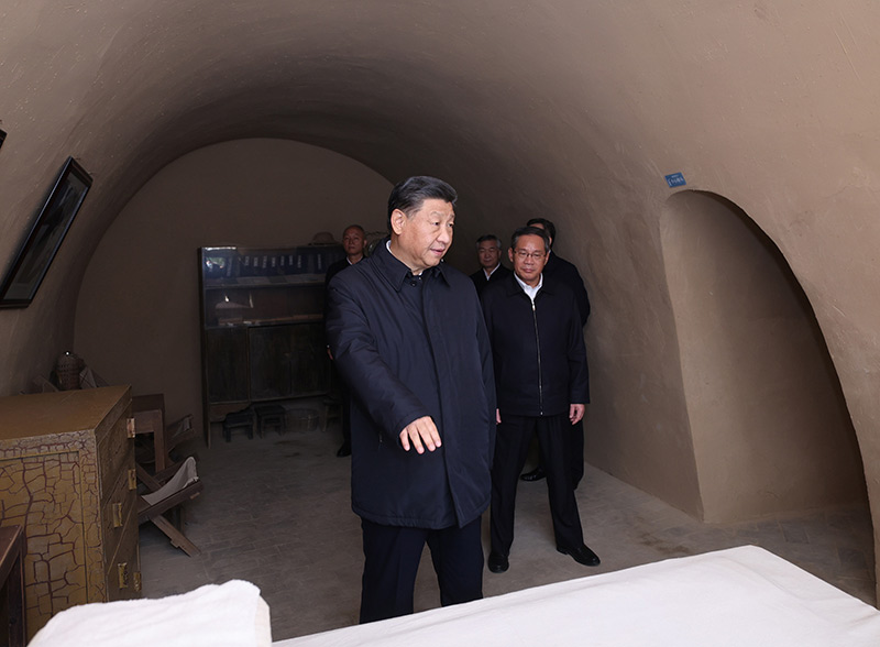 　　10月27日，中共中央總書記、國家主席、中央軍委主席習近平帶領中共中央政治局常委李強、趙樂際、王滬寧、蔡奇、丁薛祥、李希，瞻仰延安革命紀念地。這是習近平等在楊家嶺參觀毛澤東舊居。