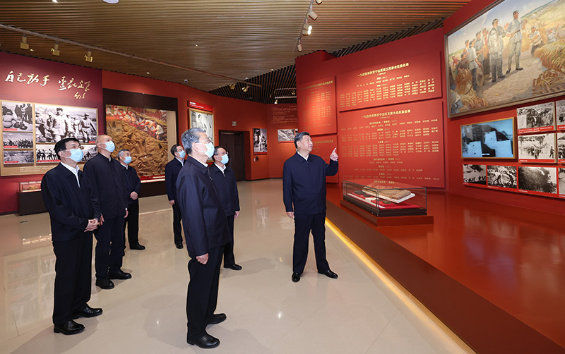 　　10月27日，中共中央總書記、國家主席、中央軍委主席習近平帶領中共中央政治局常委李強、趙樂際、王滬寧、蔡奇、丁薛祥、李希，瞻仰延安革命紀念地。這是習近平等在延安革命紀念館，參觀《偉大歷程——中共中央在延安十三年歷史陳列》。