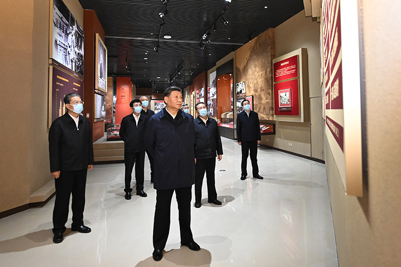 　　10月27日，中共中央總書記、國家主席、中央軍委主席習近平帶領中共中央政治局常委李強、趙樂際、王滬寧、蔡奇、丁薛祥、李希，瞻仰延安革命紀念地。這是習近平等在延安革命紀念館，參觀《偉大歷程——中共中央在延安十三年歷史陳列》。