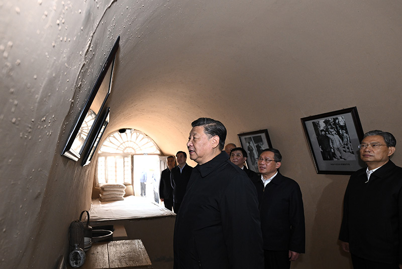 　　10月27日，中共中央總書記、國家主席、中央軍委主席習近平帶領中共中央政治局常委李強、趙樂際、王滬寧、蔡奇、丁薛祥、李希，瞻仰延安革命紀念地。這是習近平等在楊家嶺參觀朱德舊居。