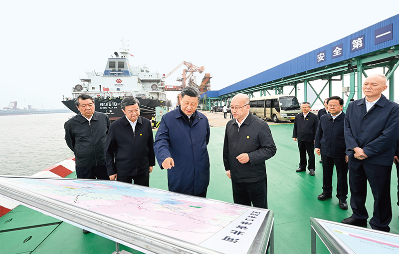 2023年5月11日至12日，中共中央總書記、國家主席、中央軍委主席習近平在河北考察，并主持召開深入推進京津冀協同發展座談會。這是11日下午，習近平在滄州市黃驊港煤炭港區碼頭考察。 新華社記者 李學仁/攝