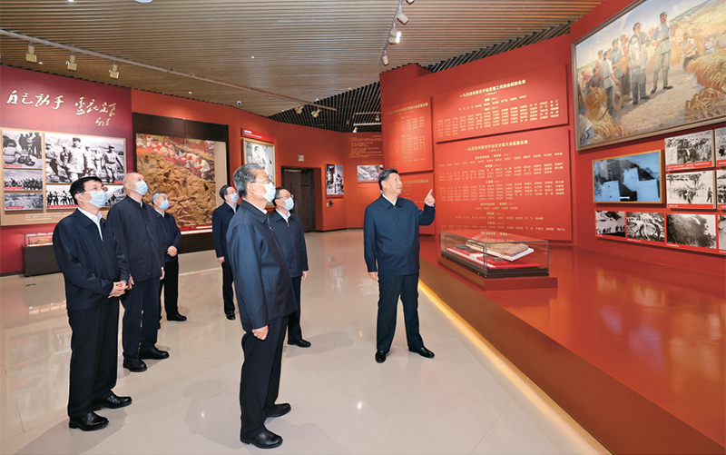 2022年10月27日，中共中央總書記、國家主席、中央軍委主席習近平帶領中共中央政治局常委李強、趙樂際、王滬寧、蔡奇、丁薛祥、李希，瞻仰延安革命紀念地。這是習近平等在延安革命紀念館，參觀《偉大歷程——中共中央在延安十三年歷史陳列》。 新華社記者 鞠鵬/攝